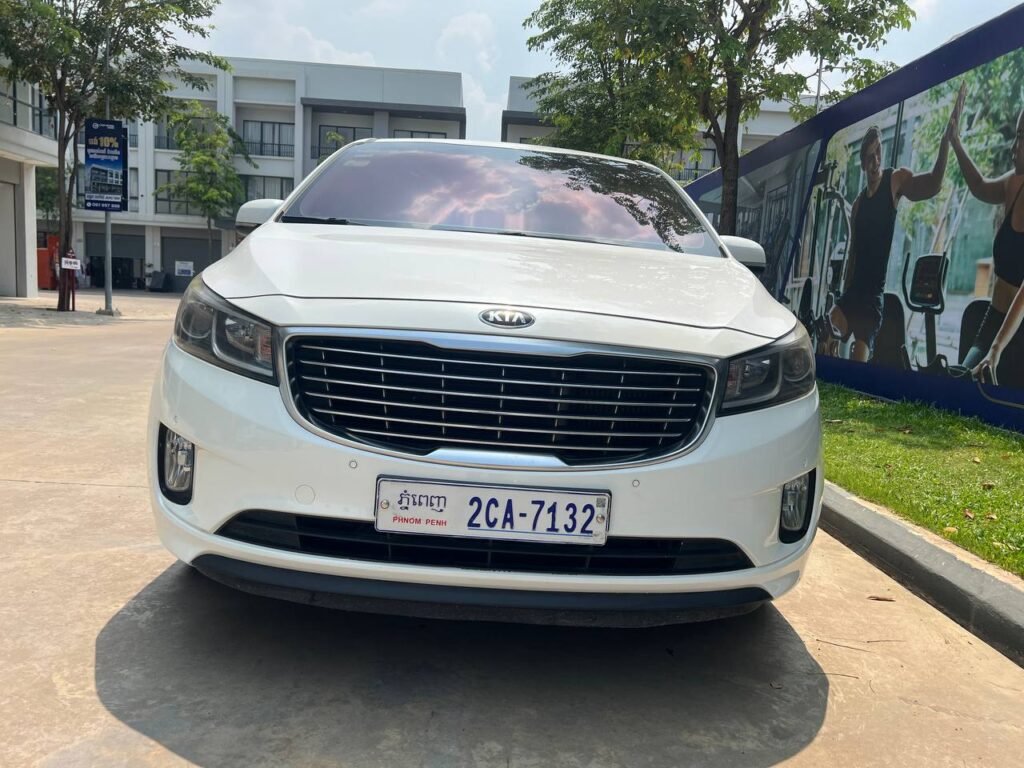 Kia Carnival 2015 White For Rent